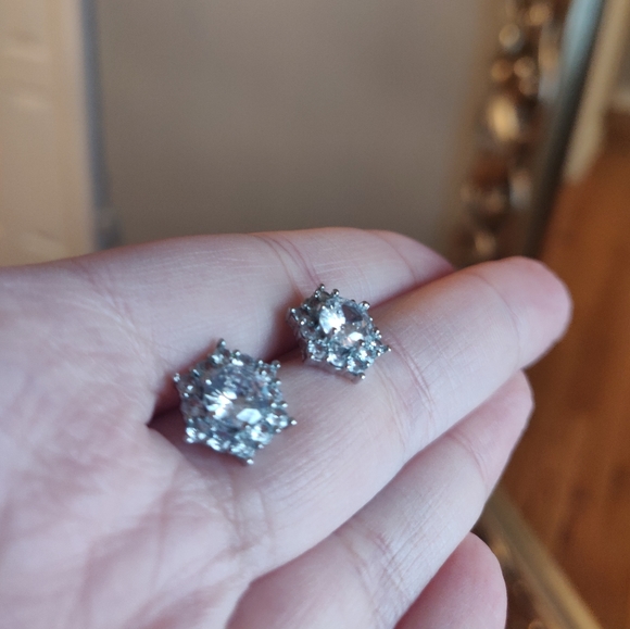 Snowflake/star stud earrings - Picture 3 of 4
